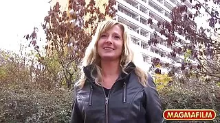 Brineta crnka jaše napaljenog muškarca u filme me seks stilu kaubojke