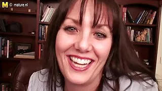Fantastična djevojka od ebanovine Jazmine Leih u sjajnoj haljini film seks mom puše crnu šipku