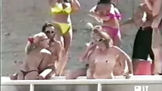 Prsata kuja u crvenim mrežama Kylie Page jebe se sexpornofilm u rupice