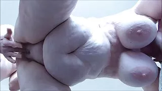 Crnka kurva od sira od sira Kristina K jebena retro seks film je u misionarskom stilu od strane napaljenog tate