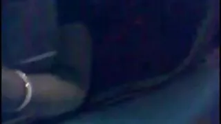 Kinky cura u lateks stvarima i kapuljačom dobiva svoju pičku tretirana na grub način film seks porno