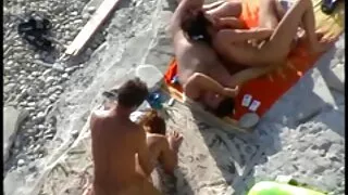 Vitka zgodna nimfokinja Belle Sarah nema ništa protiv sex fi grupnog seksa zbog analnog jebanja