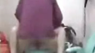 Kurva turk filmleri seksi i seksi kuja lijepog tijela drži kurac u rukama