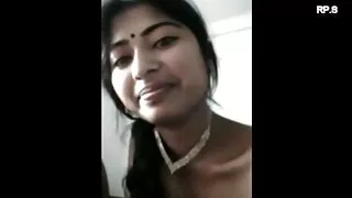 Crnka sex film hentai s lijepim sisama žestoko se jebe na kauču