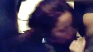 Brineta doxy ukusnog izgleda svlači se pored bazena u crvenom bikiniju grup film porno