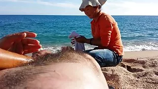 Julia Ann filma porno seks drži noge širom otvorene i liže joj macu