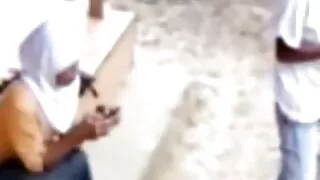 Sparna crna kosa u plavim hlačama od lateksa sex porno film otkriva svoju veliku zadnjicu