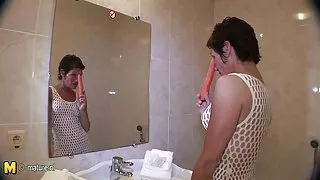 Gadne kučke strastveno jebaju u sex party film FFM trojki
