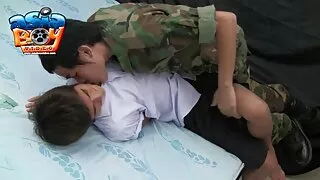 Prsata očaravajuća ljepotica s plavom kosom daje lijep ručni seks film hd rad u šumi