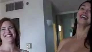 Kovrčava djevojka Eva pokazuje svoje sise napaljenom paru kako bi imali povremeni seks film porn trojac