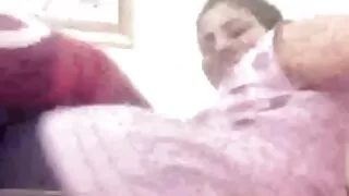 Stara kuja s teškim sisama Olarita jebe pičku trio sex porno lažnim kučkom
