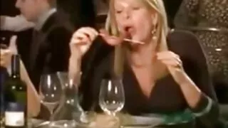 Razvratni ladyboy retro seks film u čarapama Shiri Allwood jebe grlo i anus jednog frajera