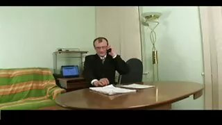 Kurva svijetlokosa spasiteljica pruža frajeru pušenje filme seks