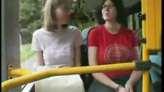 Potpuno gola crnokosa maserka skida kurac svom muškom klijentu retro seks film