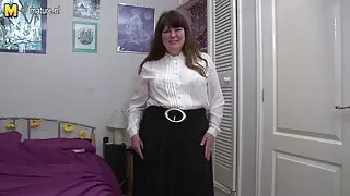 Ukusna kovrčava nimfokosa plava kosa puše kurac u pozi seks wideo porno od 69 na sofi