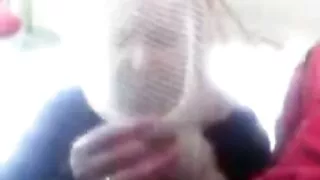 Oštra uredska kurva Ashley dobar porno film siše dva masivna kurca na radnom mjestu