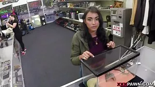 Azijska cura je pojebana u porno seks live lice nakon poigravanja s macom