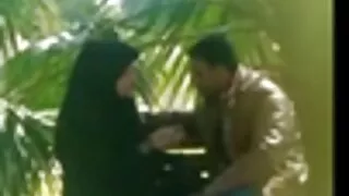 Svestrani Sumire Matsu seks gay film ima MMF sesiju na parkiralištu i jako se jebe