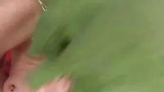 Strašna tinejdžerka sex anal film brineta stoji na koljenima kako bi sisao ukusan kurac za spermu