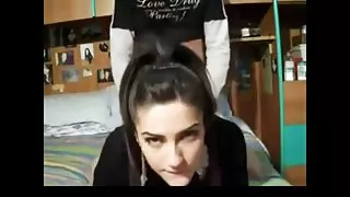 Očaravajuća milf film sex casting brineta koristi manikirane prste za zadirkivanje mace