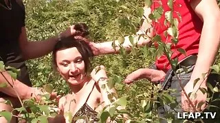 Mlada prsata brineta Nicoletta H igra se svojom macom na cesti family seks film