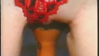 Preslatka pornografia sex filmy brineta slatkica Kelley uživa u igri sa svojim velikim sočnim dinjama