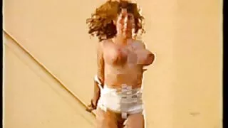 Razvratna film seks porno i droljasta stara nimfokinja začepi usta i jebe prste na kameru