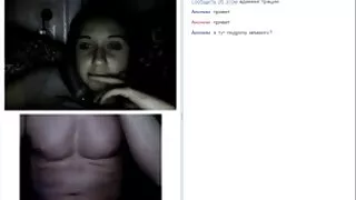 Nevjerojatna crvenokosa beba s lijepim dupetom puše retro seks film kurac