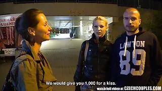 Razvratna nimfokosa plave kose počinje sisati ukusni kurac u kuhinji porno film sek