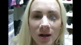Vitka djevojka u čarapama igra se film seks mom sa svojom sočnom macom i seks igračkom