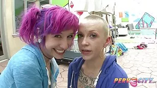 Napaljena i pahuljasta beba Katy Karson radi sex film amateur sa svojim punašnim tijelom