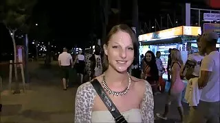 Mala sisa kurva sex film kartun Marina Angel jaše veliki kurac u obrnutom položaju kaubojke