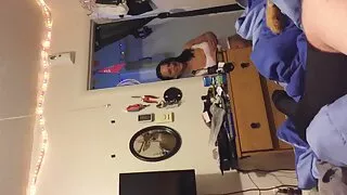 Lijepa djevojka Lina sa zadovoljstvom puše masivni kurac sex grup film