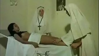 Ležeći na film porno seks krevetu ravne kose vitka indijska riba pokušava pokazati svoje sise